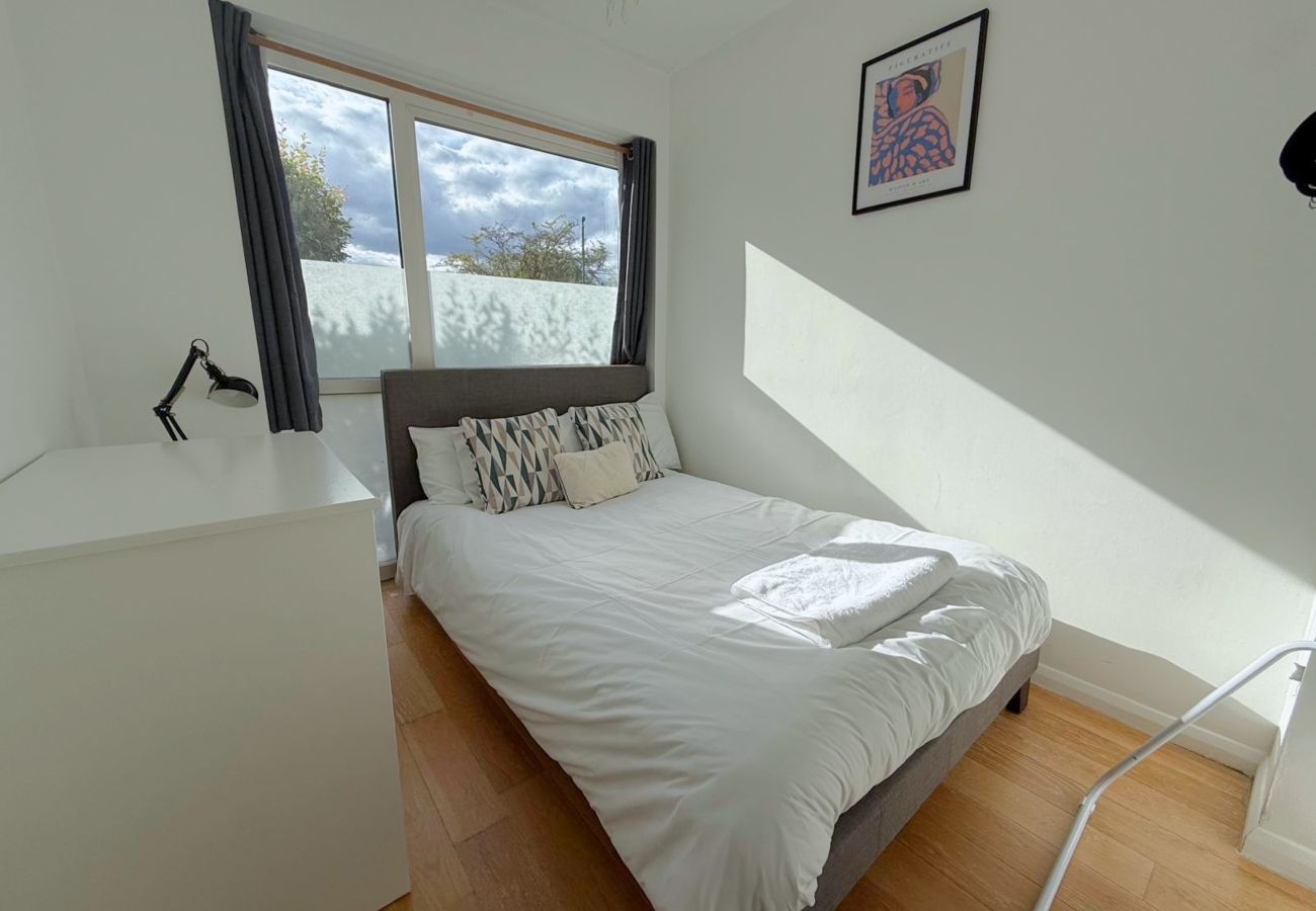 House in Ascot - Ascot Racecourse 4-Bed Home (Walking Distance)