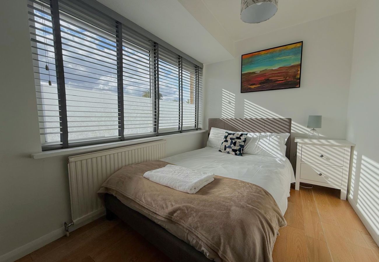 House in Ascot - Ascot Racecourse 4-Bed Home (Walking Distance)
