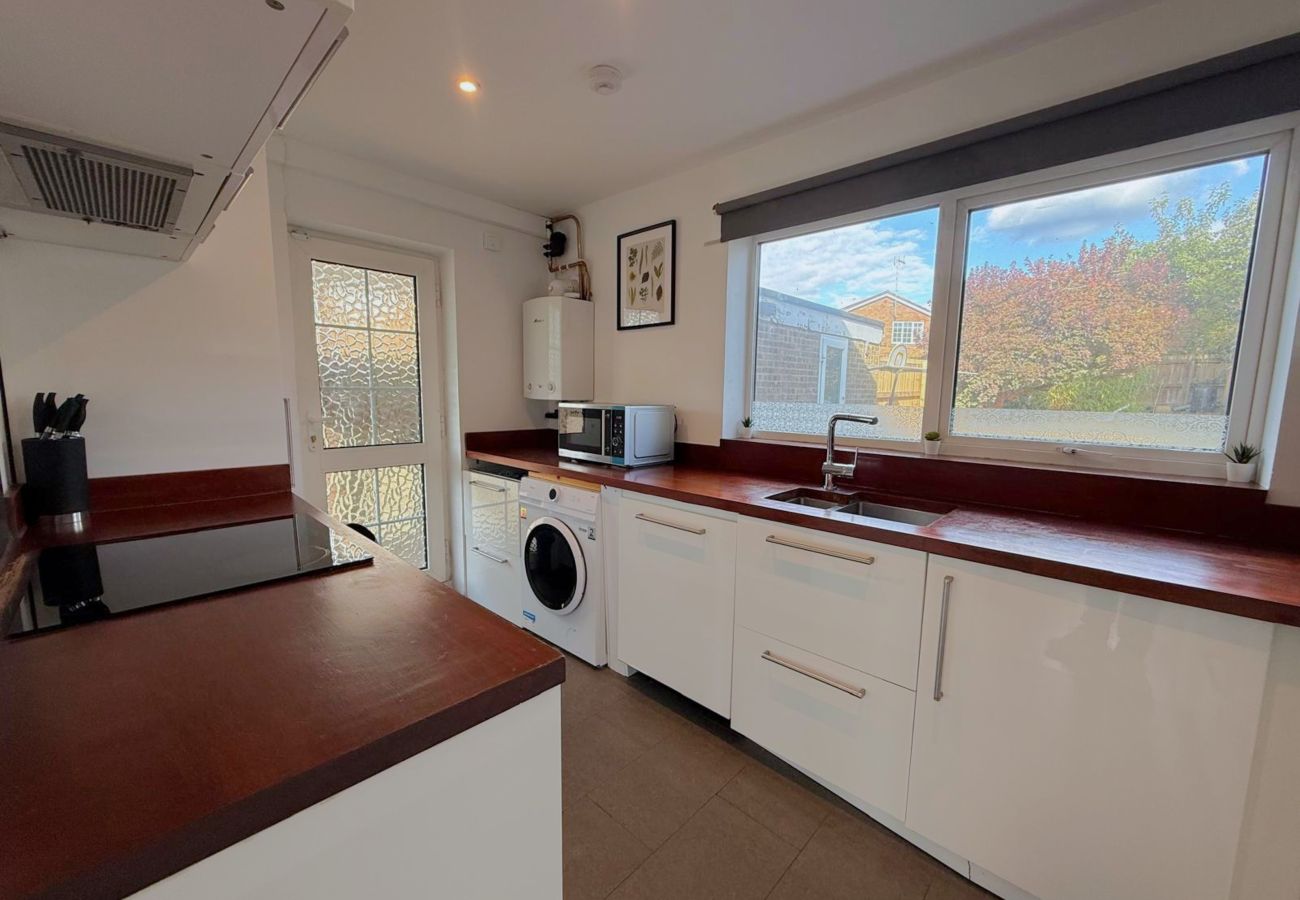 House in Ascot - Ascot Racecourse 4-Bed Home (Walking Distance)