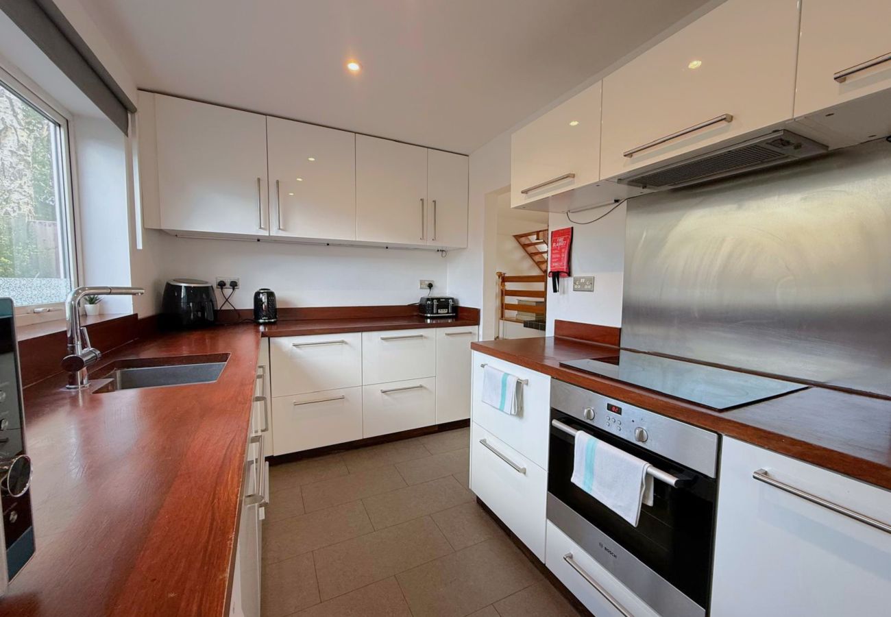 House in Ascot - Ascot Racecourse 4-Bed Home (Walking Distance)