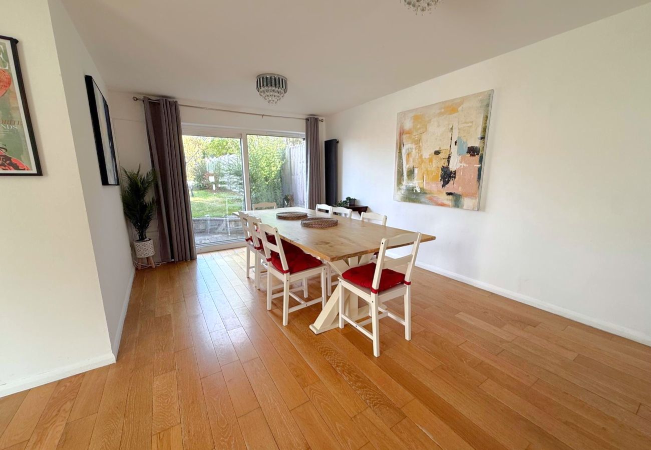 House in Ascot - Ascot Racecourse 4-Bed Home (Walking Distance)