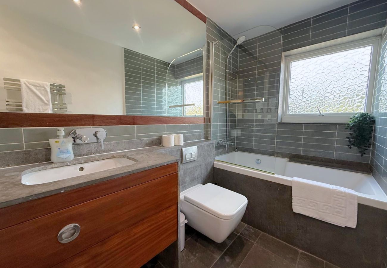 House in Ascot - Ascot Racecourse 4-Bed Home (Walking Distance)