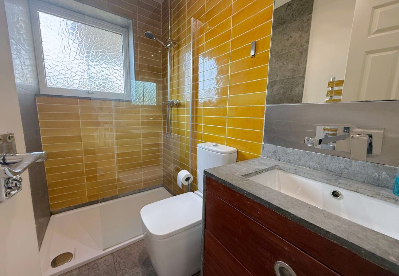 House in Ascot - Ascot Racecourse 4-Bed Home (Walking Distance)