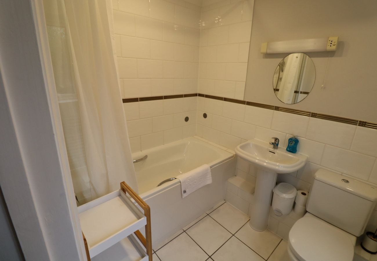 Apartment in Bracknell - Bracknell 2 Bed Apartment with Parking