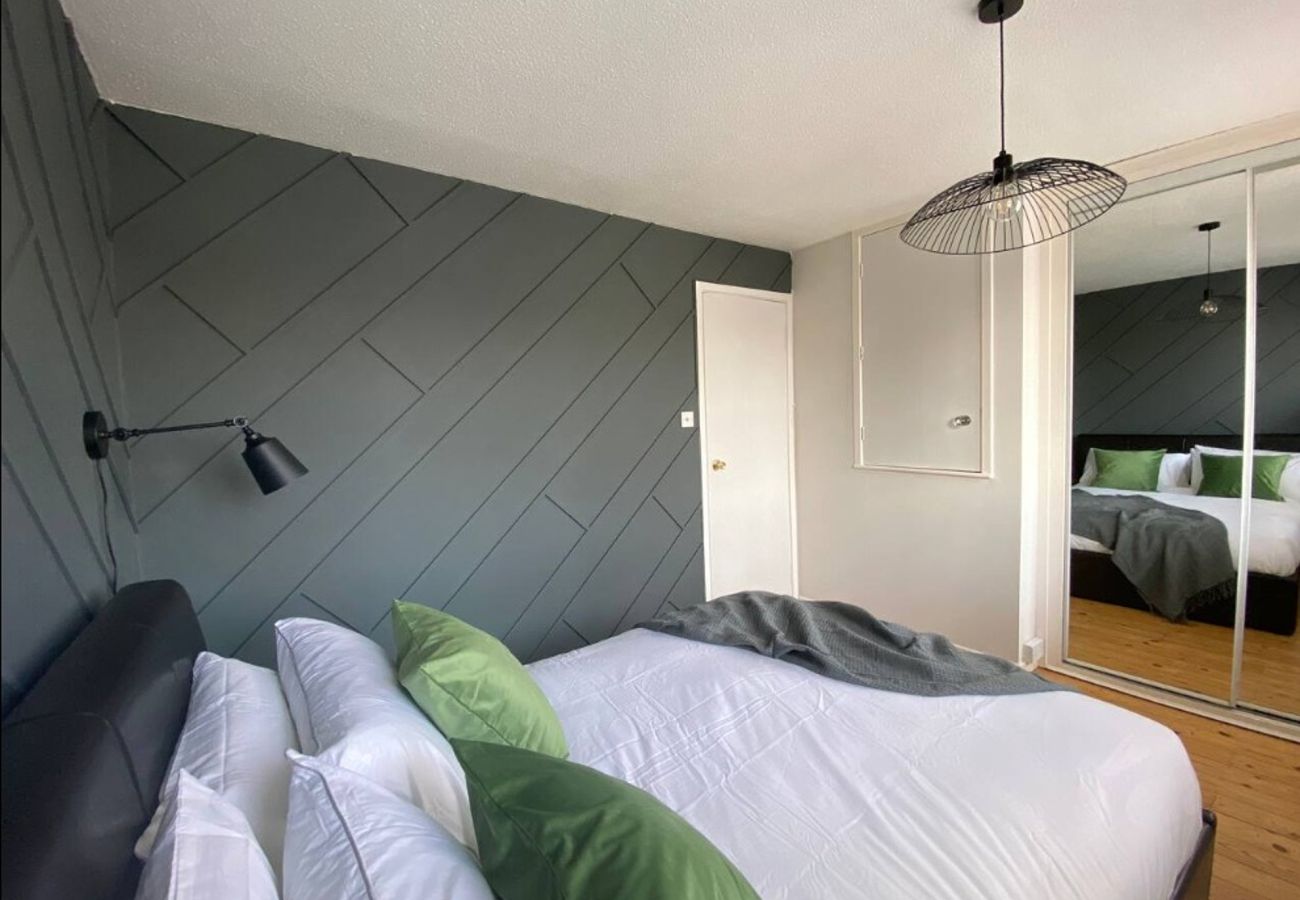 House in Hampton - Hampton 2 Bed House in Great Location