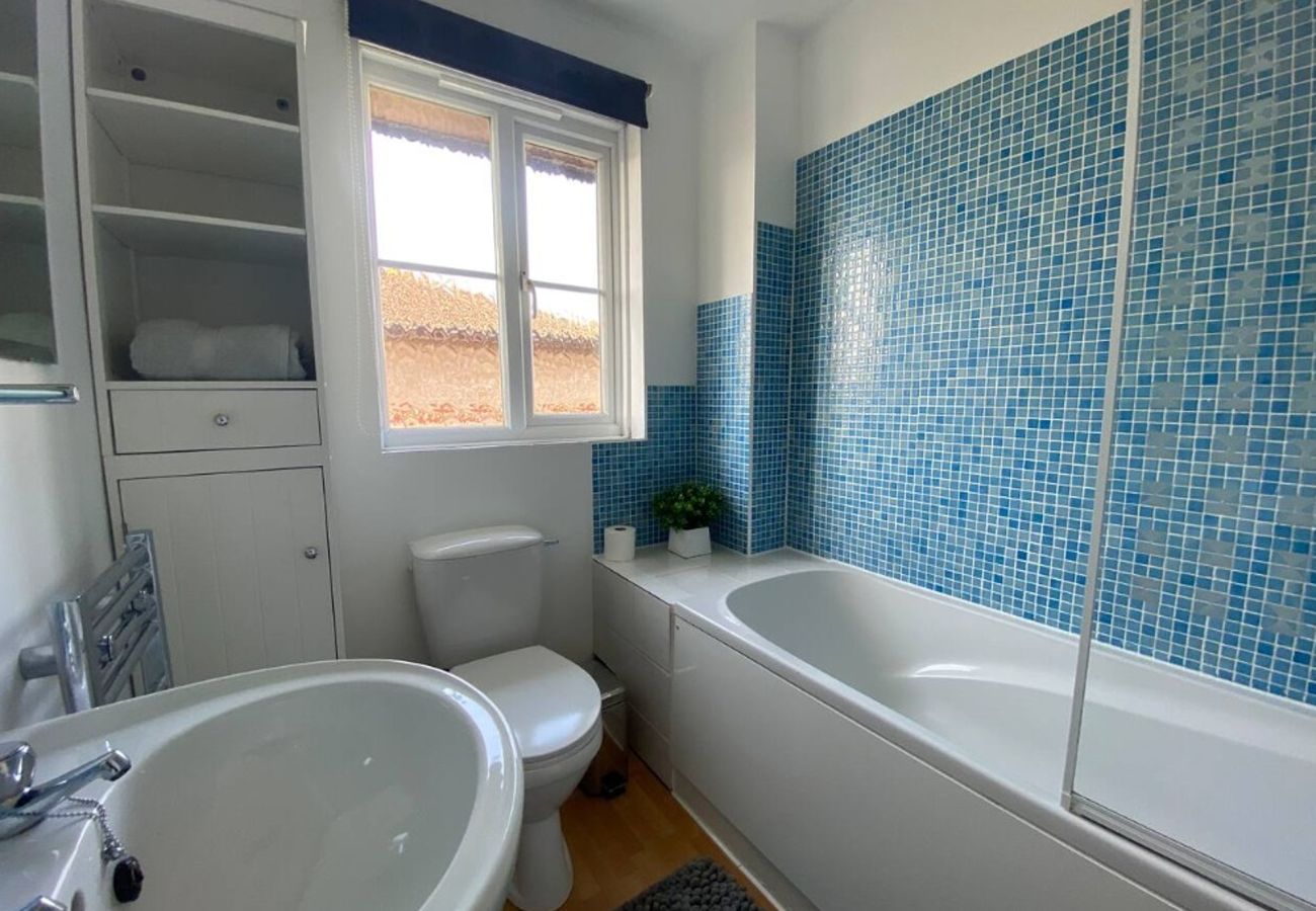 House in Hampton - Hampton 2 Bed House in Great Location