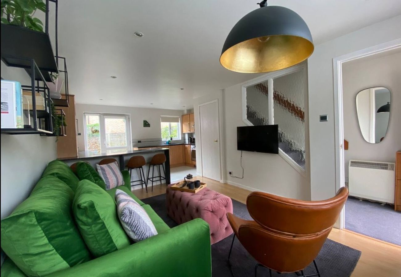 House in Hampton - Hampton 2 Bed House in Great Location