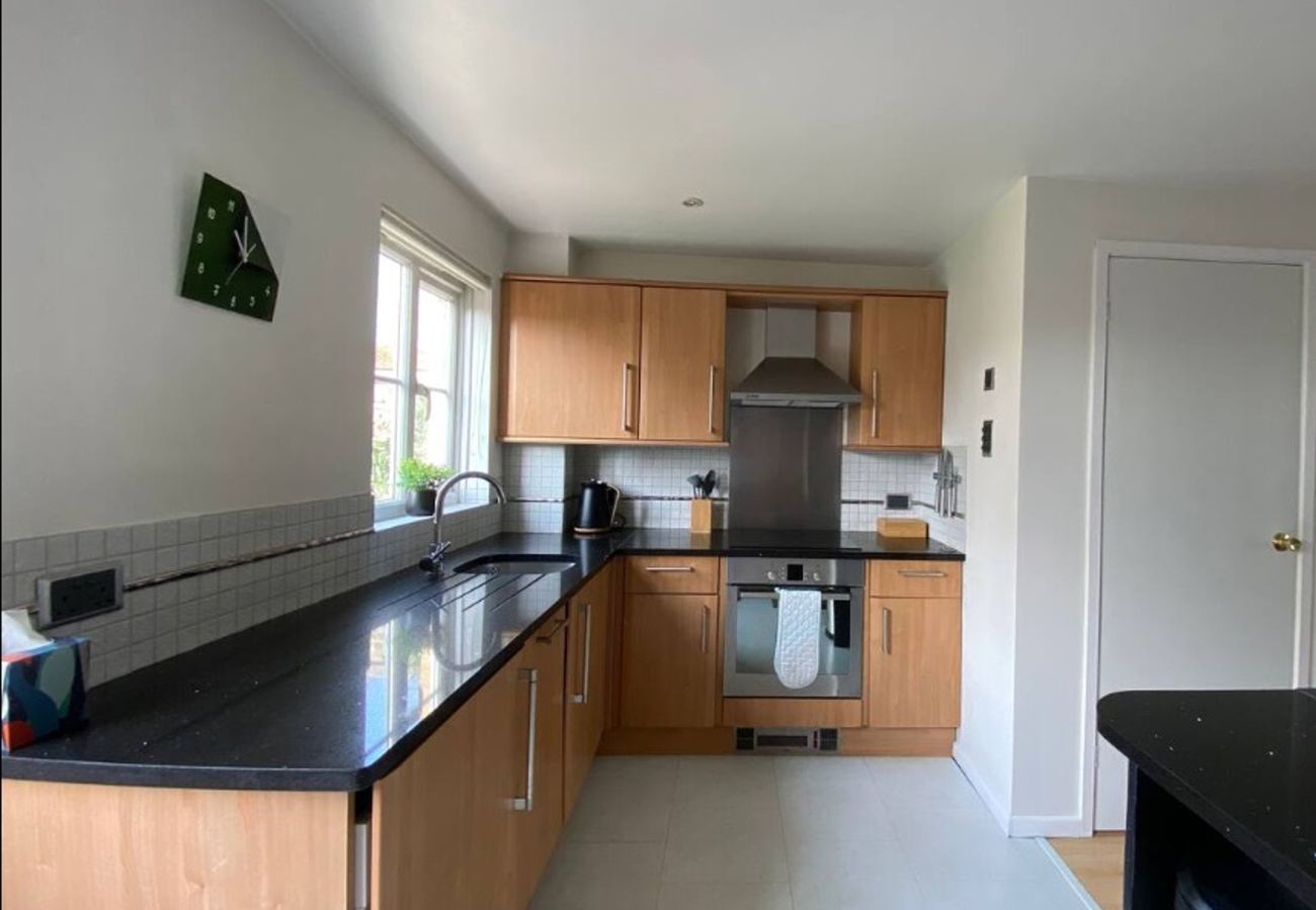 House in Hampton - Hampton 2 Bed House in Great Location