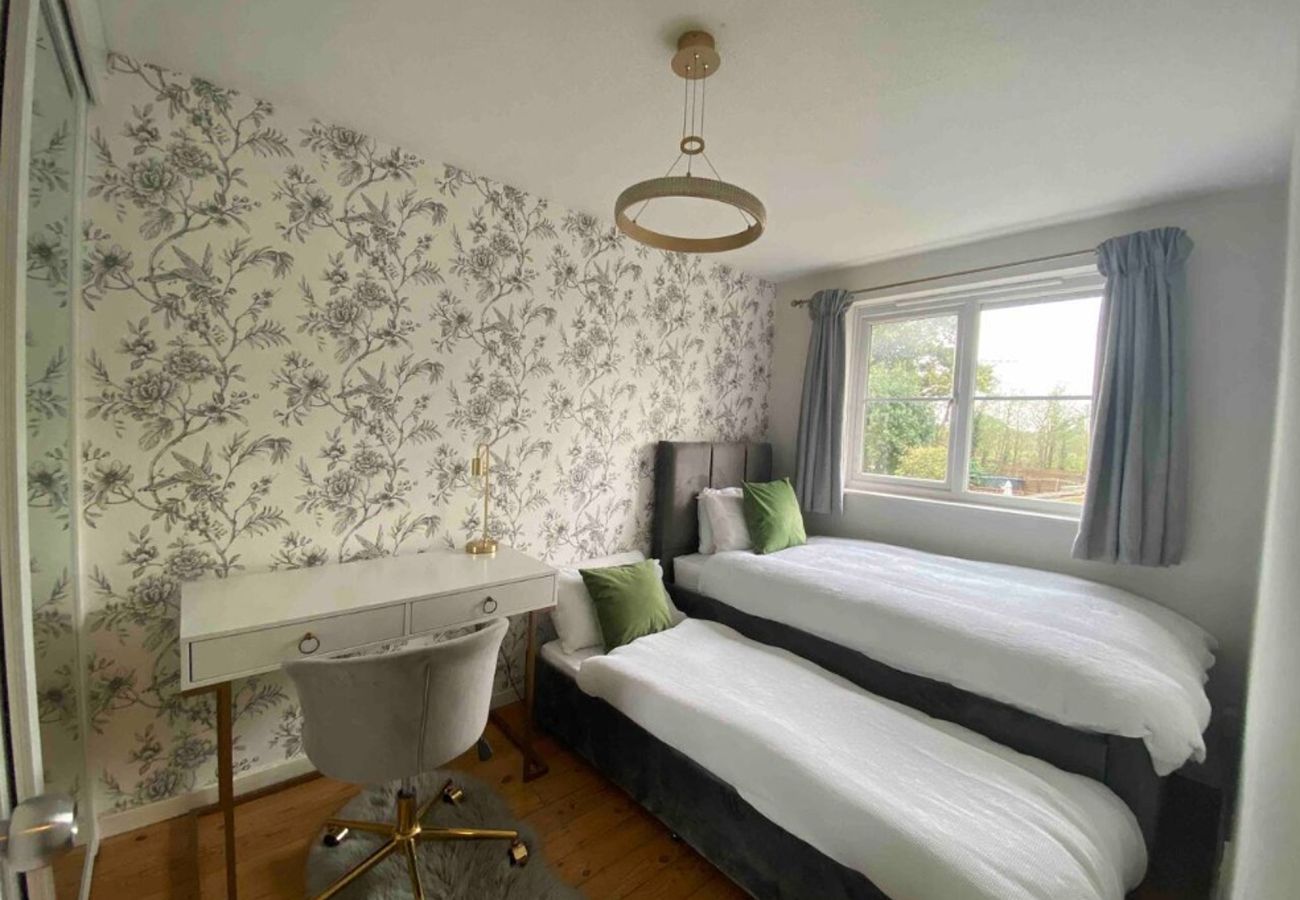 House in Hampton - Hampton 2 Bed House in Great Location