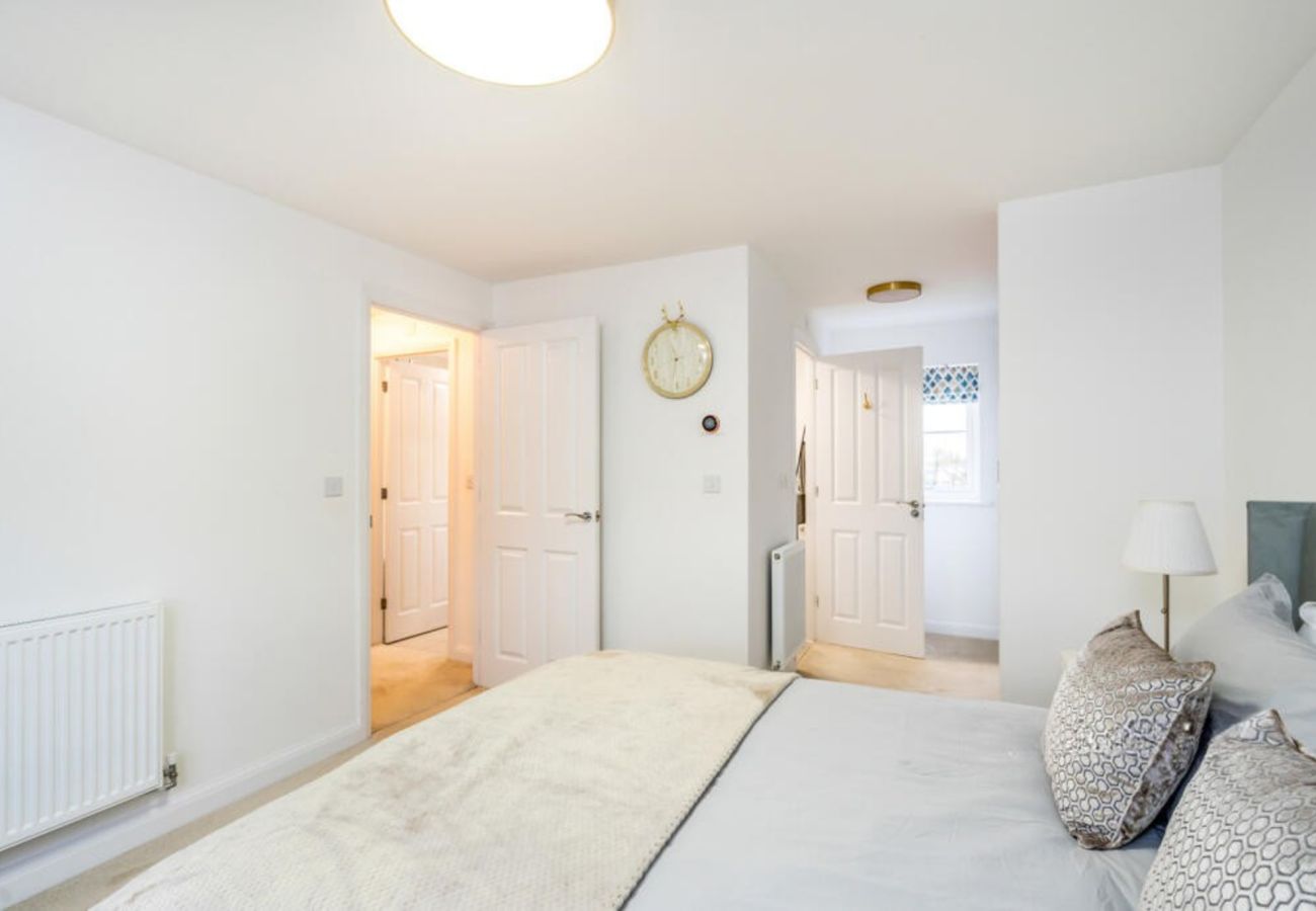 House in Chichester - 3-Bed Home Chichester | Parking, Ensuite & Garden