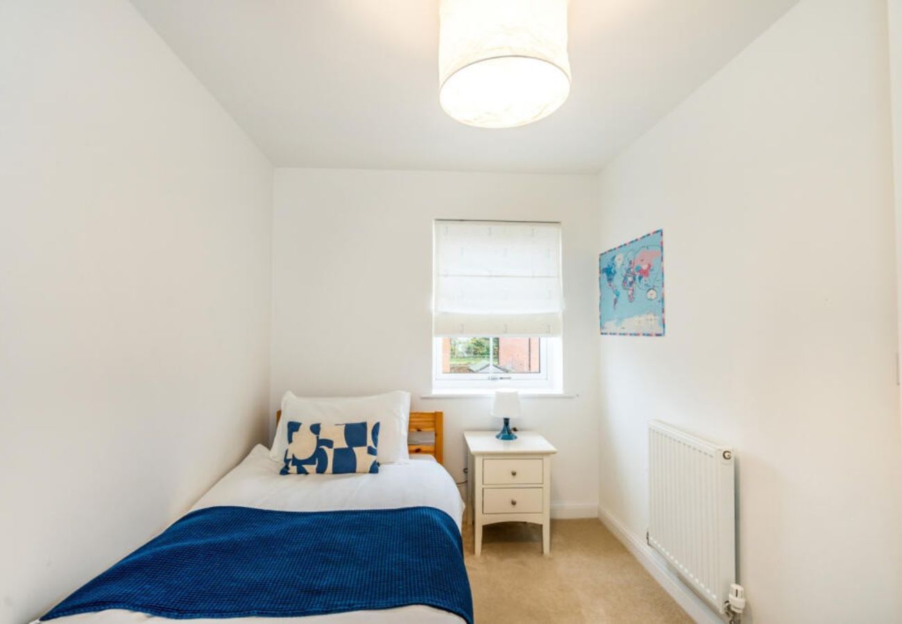 House in Chichester - 3-Bed Home Chichester | Parking, Ensuite & Garden