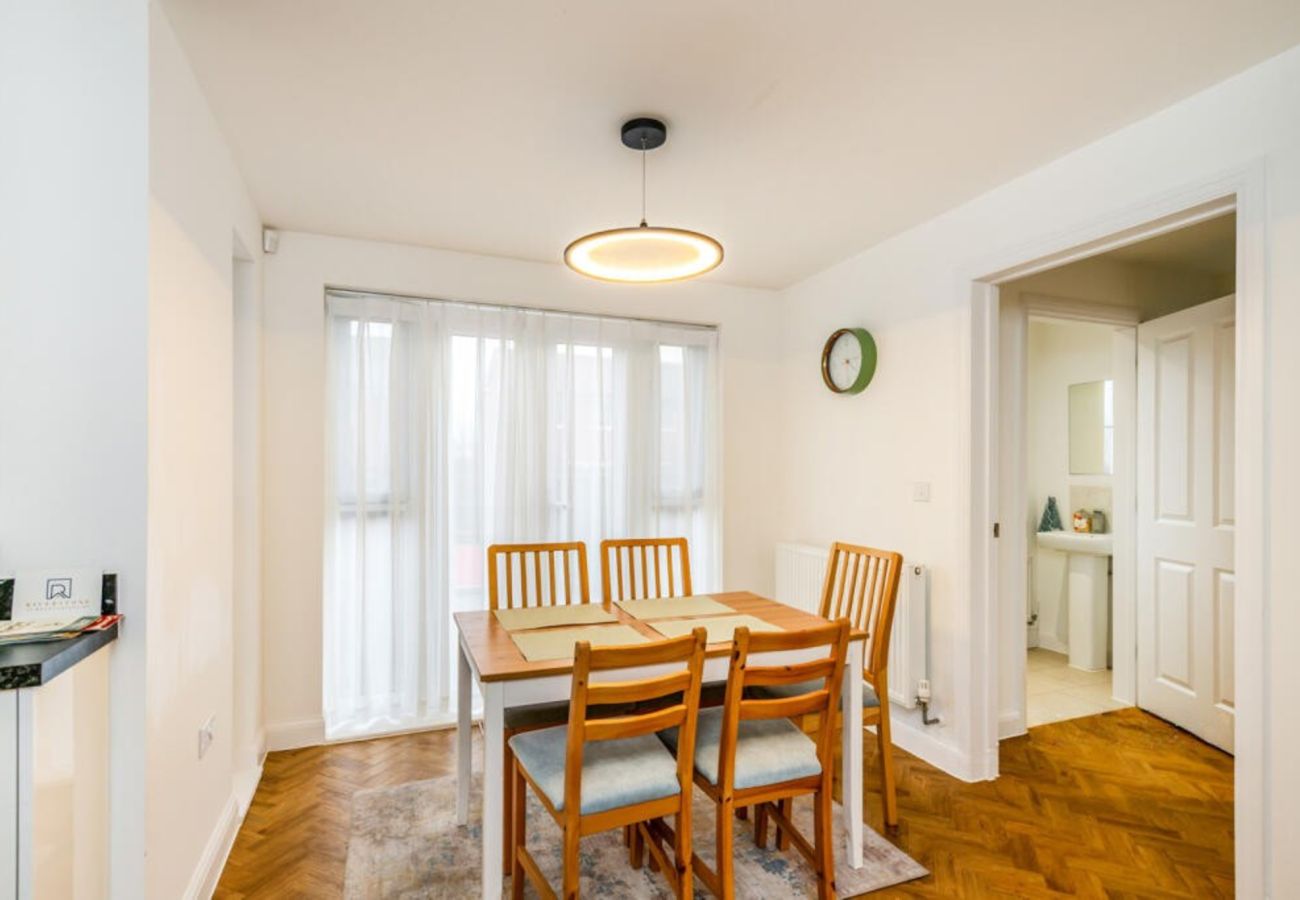 House in Chichester - 3-Bed Home Chichester | Parking, Ensuite & Garden