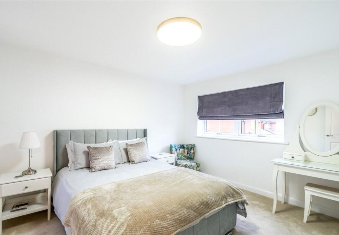 House in Chichester - 3-Bed Home Chichester | Parking, Ensuite & Garden