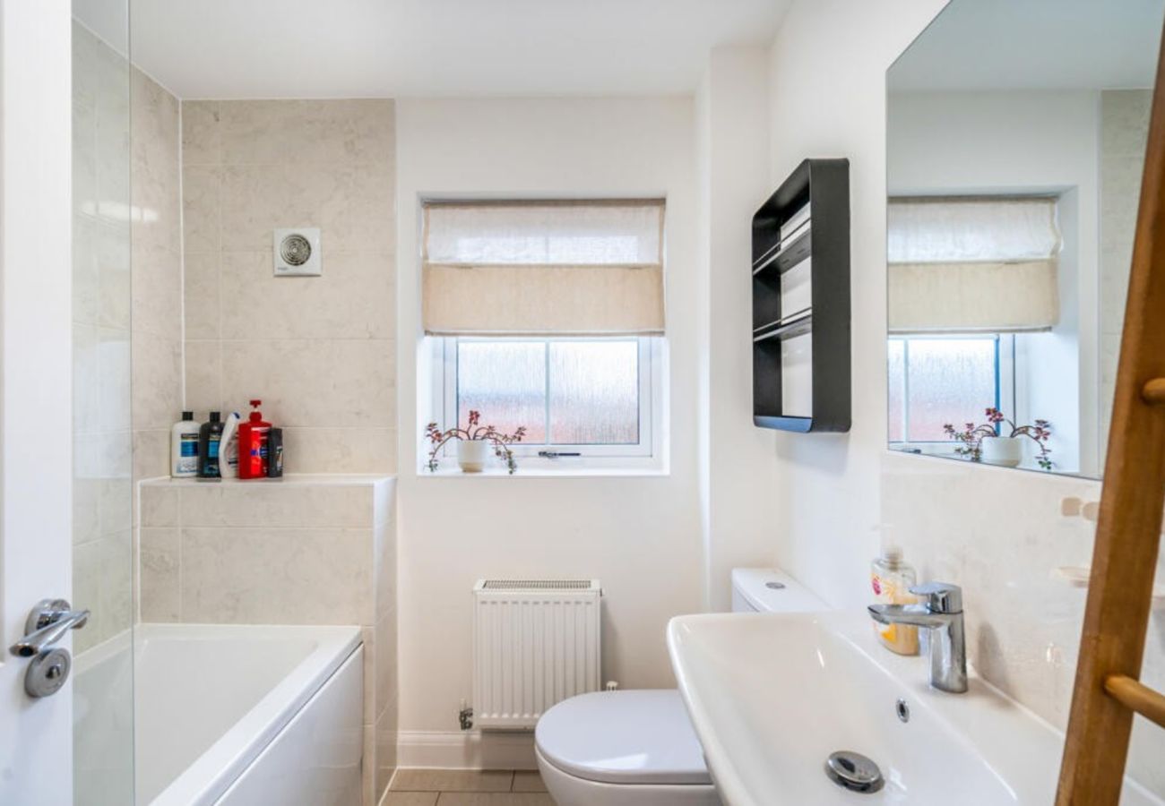 House in Chichester - 3-Bed Home Chichester | Parking, Ensuite & Garden