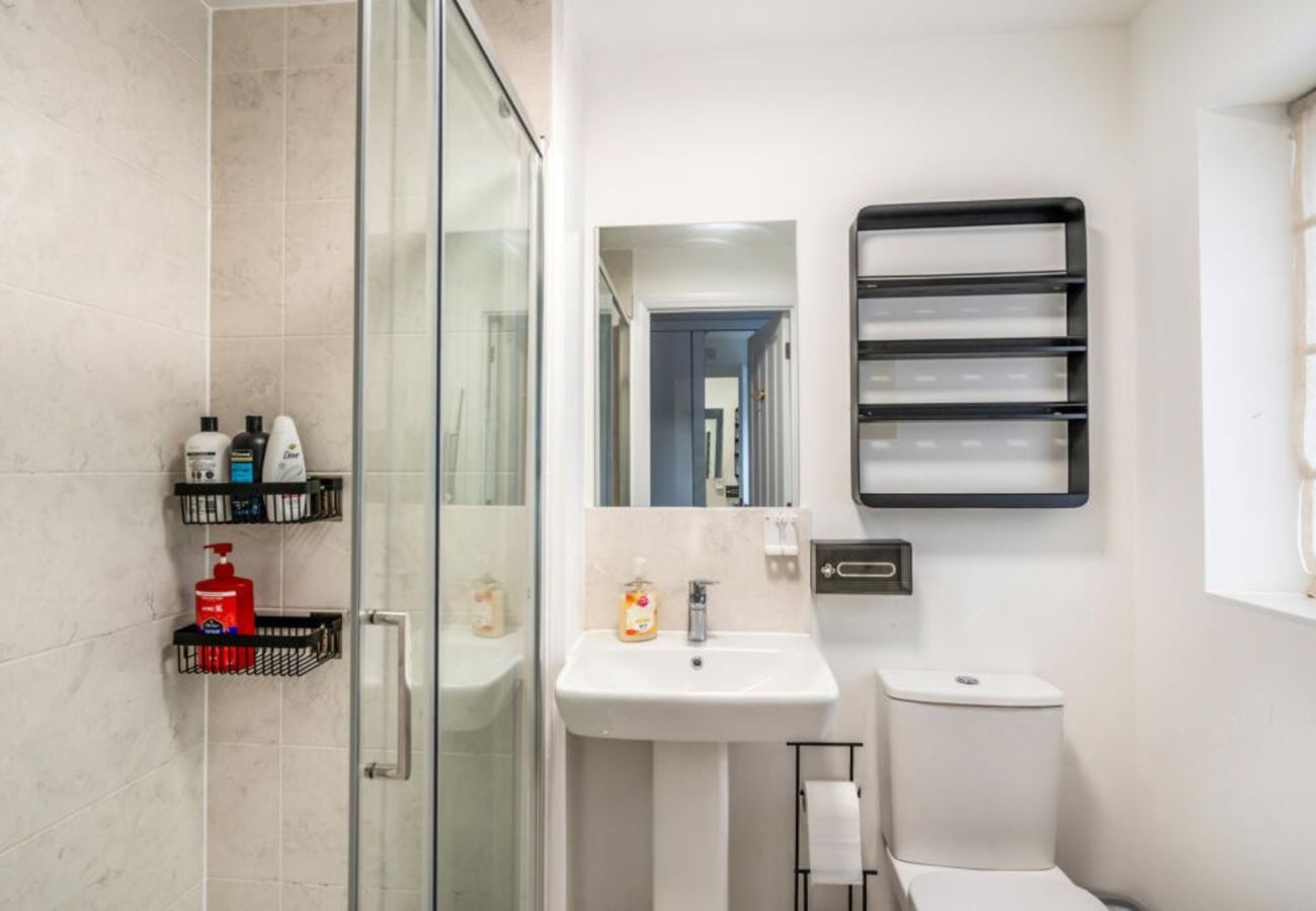 House in Chichester - 3-Bed Home Chichester | Parking, Ensuite & Garden