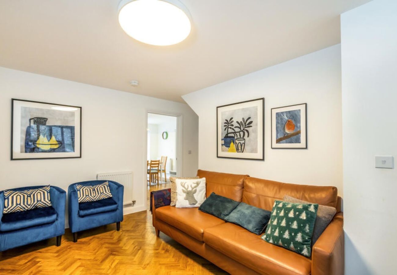 House in Chichester - 3-Bed Home Chichester | Parking, Ensuite & Garden