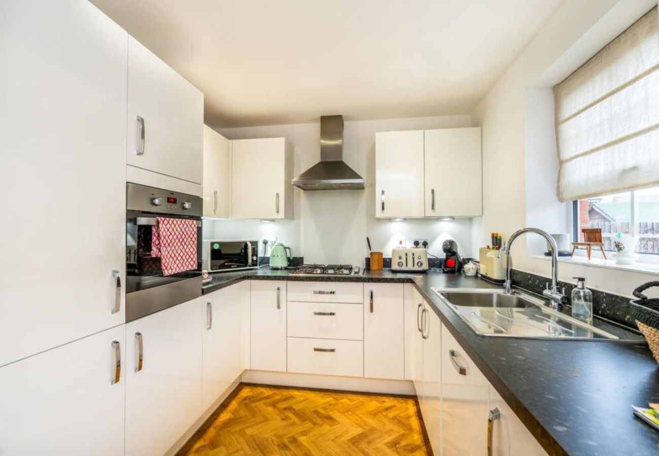 House in Chichester - 3-Bed Home Chichester | Parking, Ensuite & Garden