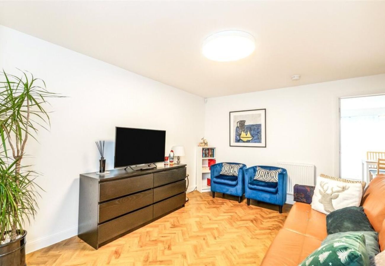 House in Chichester - 3-Bed Home Chichester | Parking, Ensuite & Garden