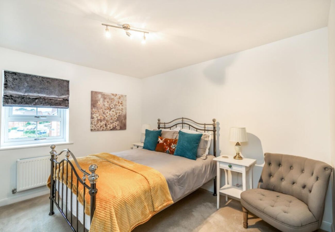 House in Chichester - 3-Bed Home Chichester | Parking, Ensuite & Garden