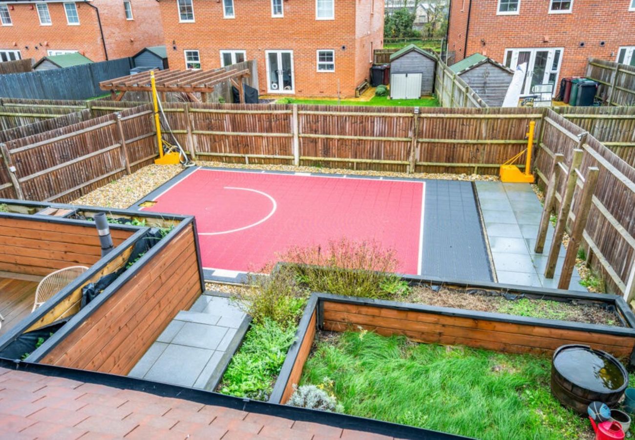 House in Chichester - 3-Bed Home Chichester | Parking, Ensuite & Garden