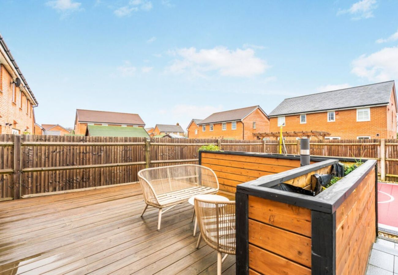 House in Chichester - 3-Bed Home Chichester | Parking, Ensuite & Garden