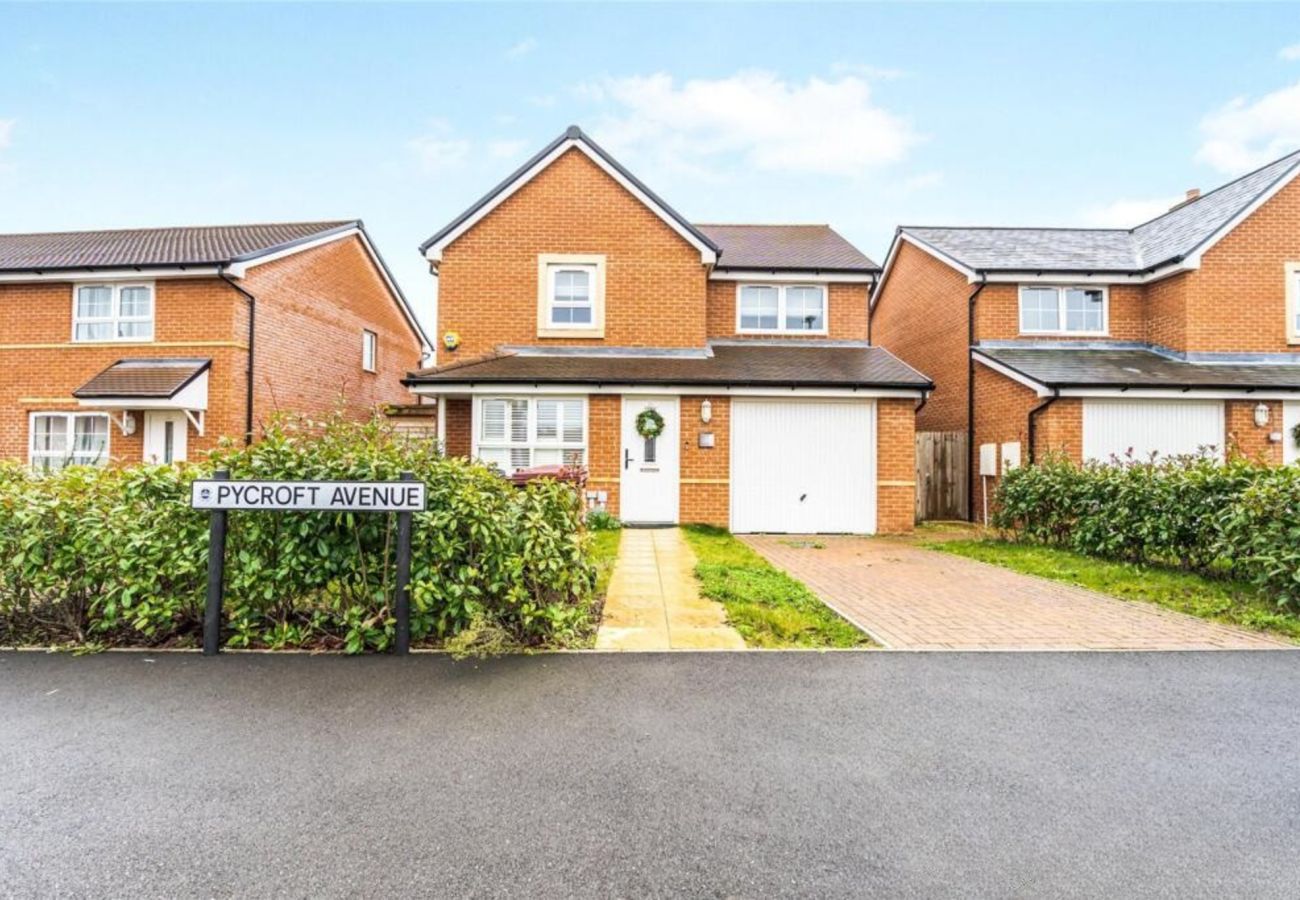 House in Chichester - 3-Bed Home Chichester | Parking, Ensuite & Garden