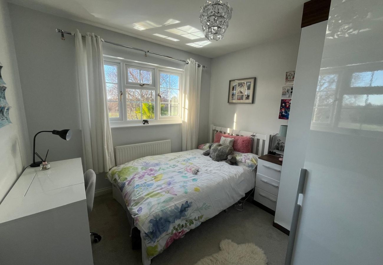 House in Windsor - Spacious 4-Bed House Winkfield | Parking