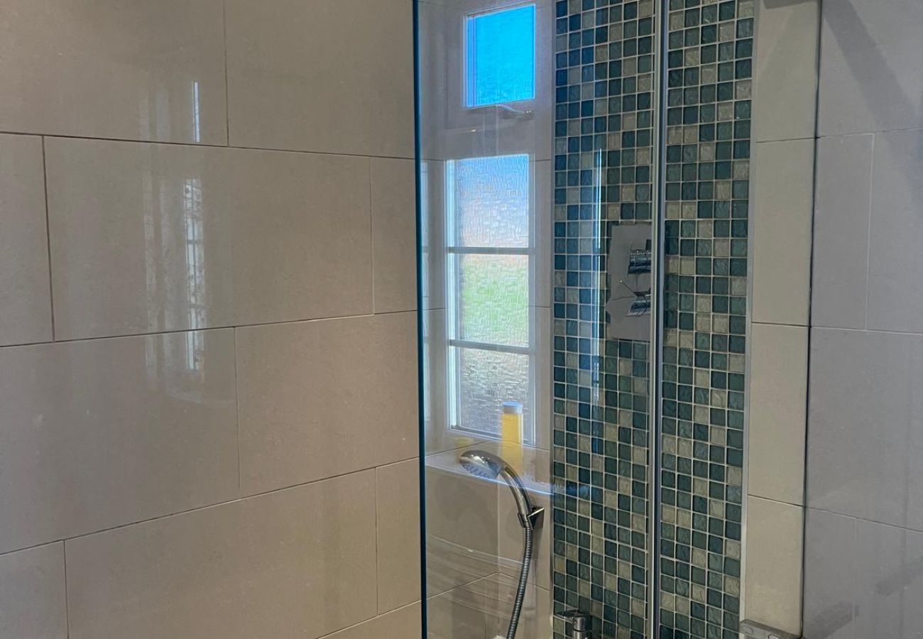 House in Windsor - Spacious 4-Bed House Winkfield | Parking