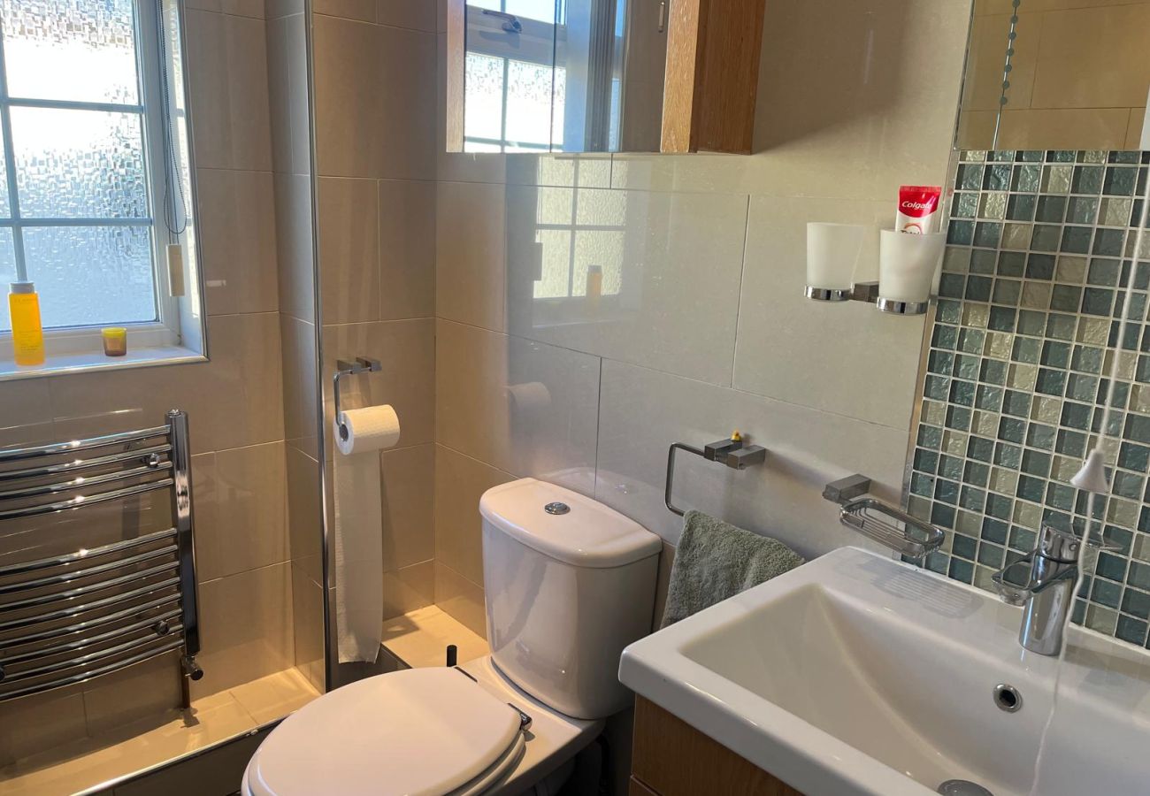 House in Windsor - Spacious 4-Bed House Winkfield | Parking