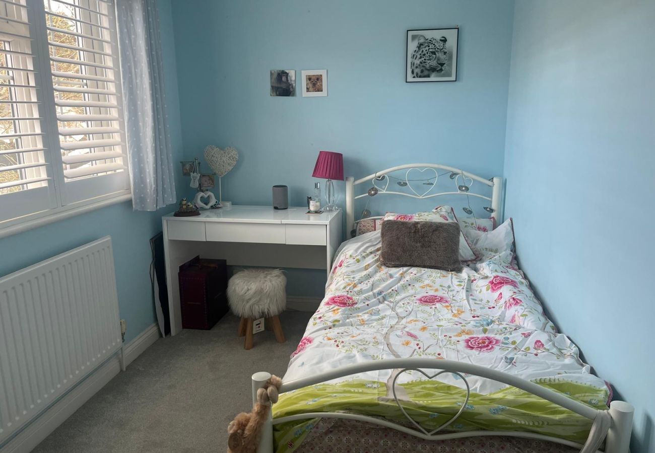 House in Windsor - Spacious 4-Bed House Winkfield | Parking