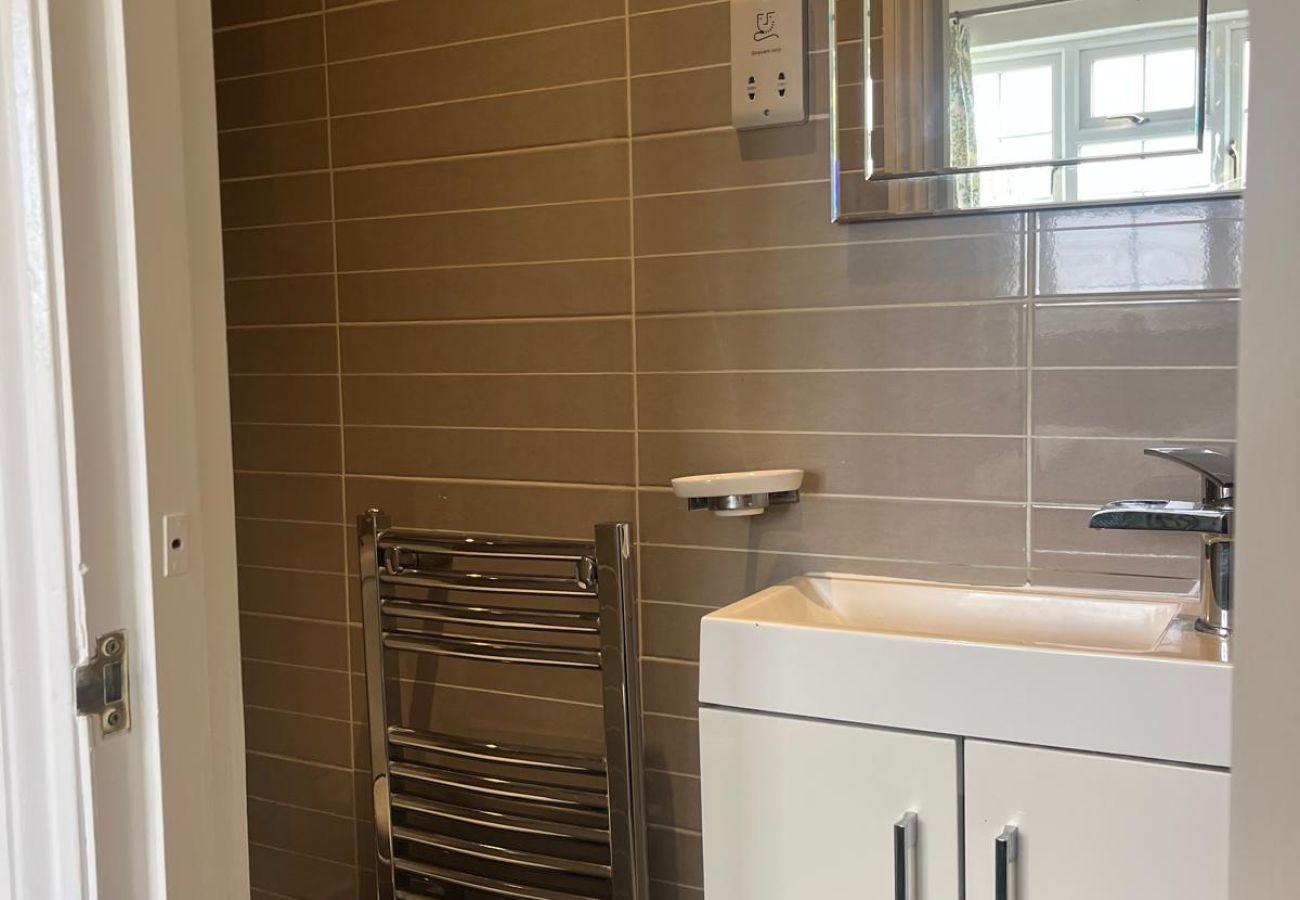 House in Windsor - Spacious 3-Bed House Winkfield | Parking