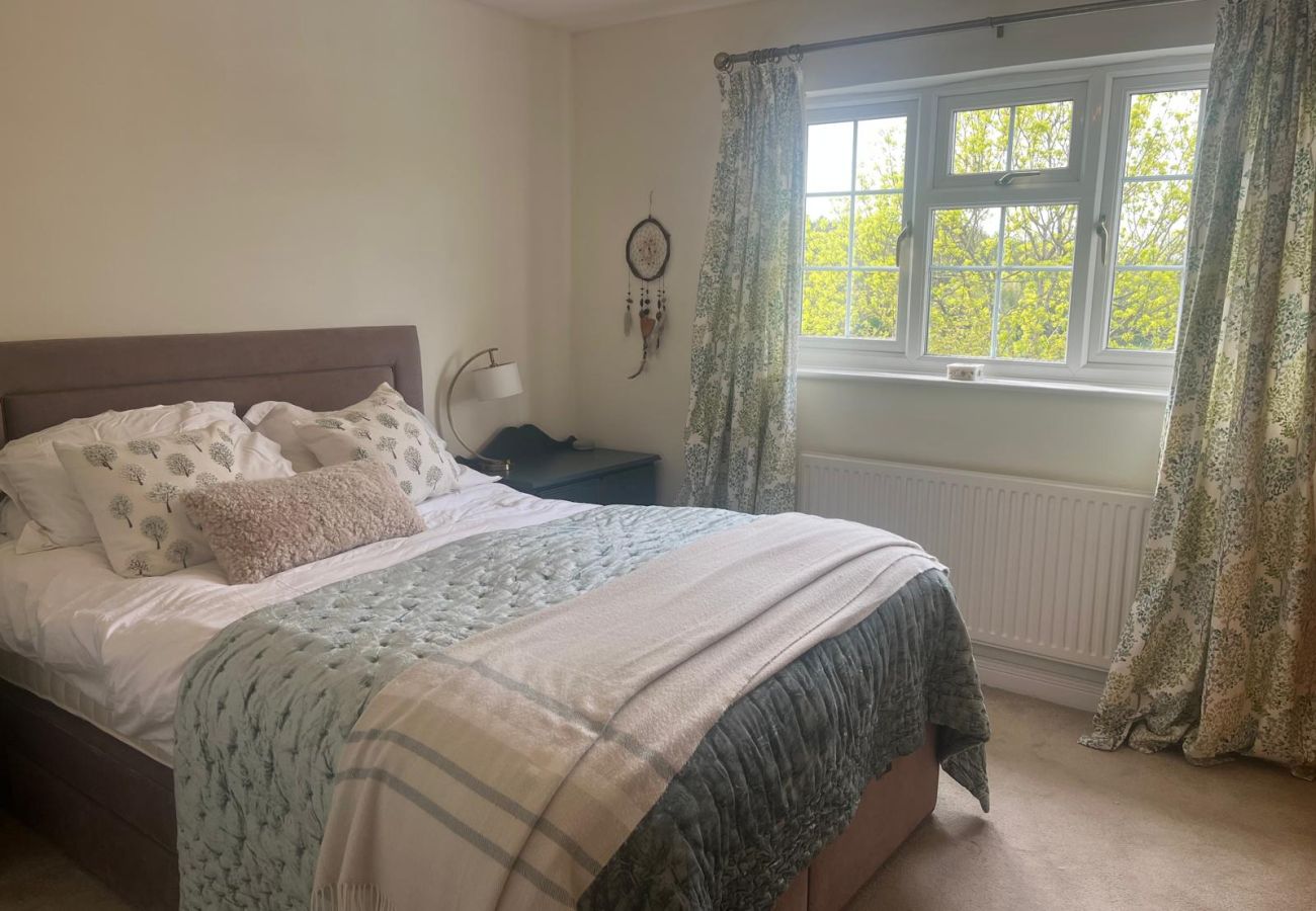 House in Windsor - Spacious 3-Bed House Winkfield | Parking