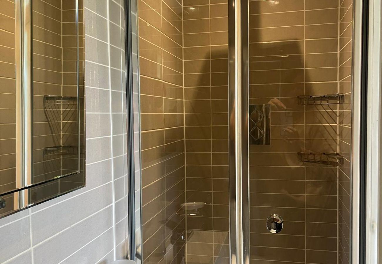 House in Windsor - Spacious 3-Bed House Winkfield | Parking