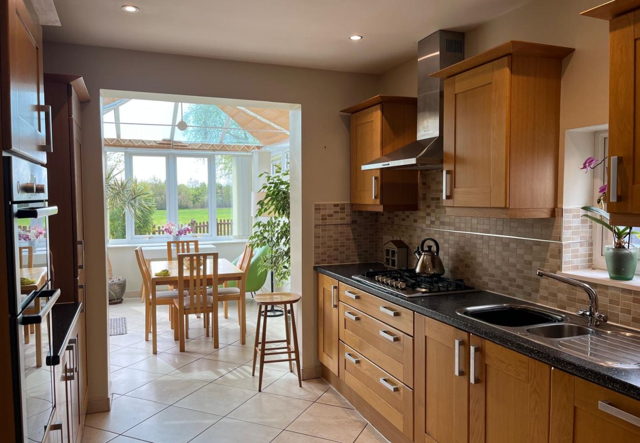 House in Windsor - Spacious 3-Bed House Winkfield | Parking