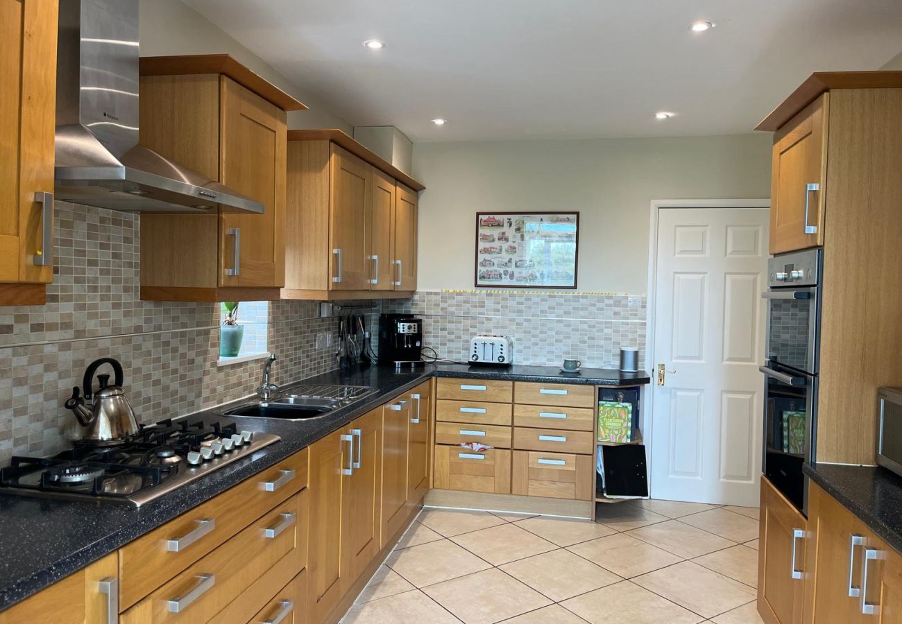 House in Windsor - Spacious 3-Bed House Winkfield | Parking