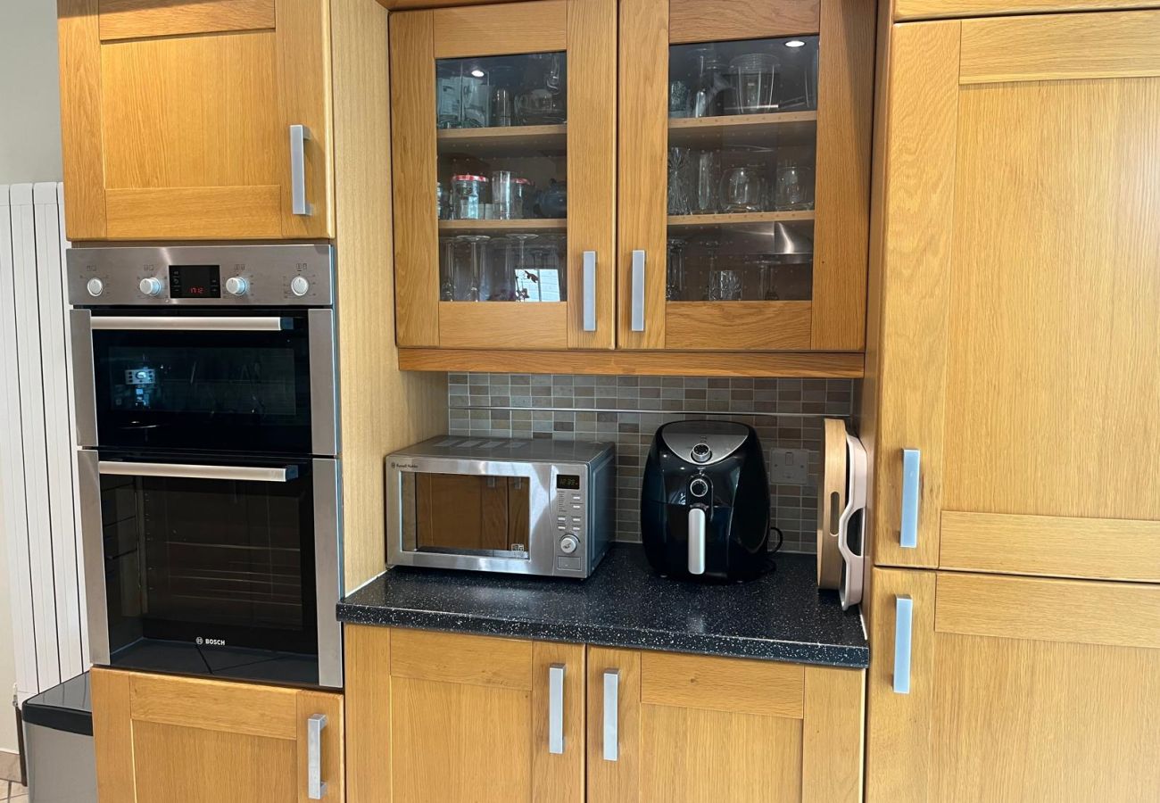 House in Windsor - Spacious 3-Bed House Winkfield | Parking