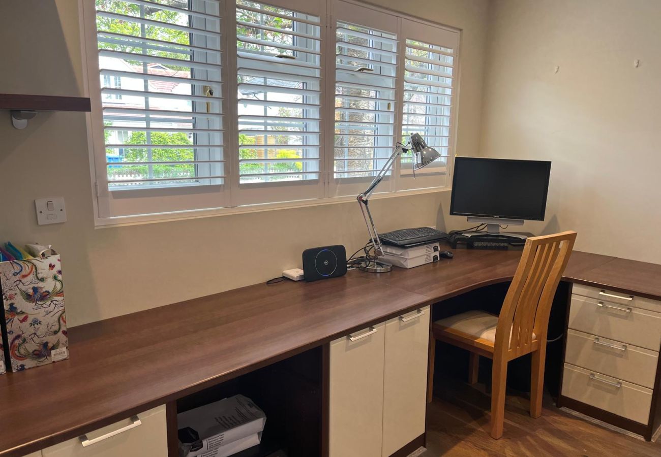 House in Windsor - Spacious 3-Bed House Winkfield | Parking