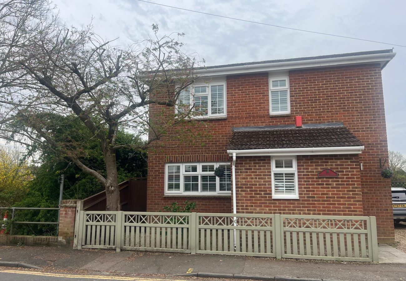 House in Windsor - Spacious 3-Bed House Winkfield | Parking