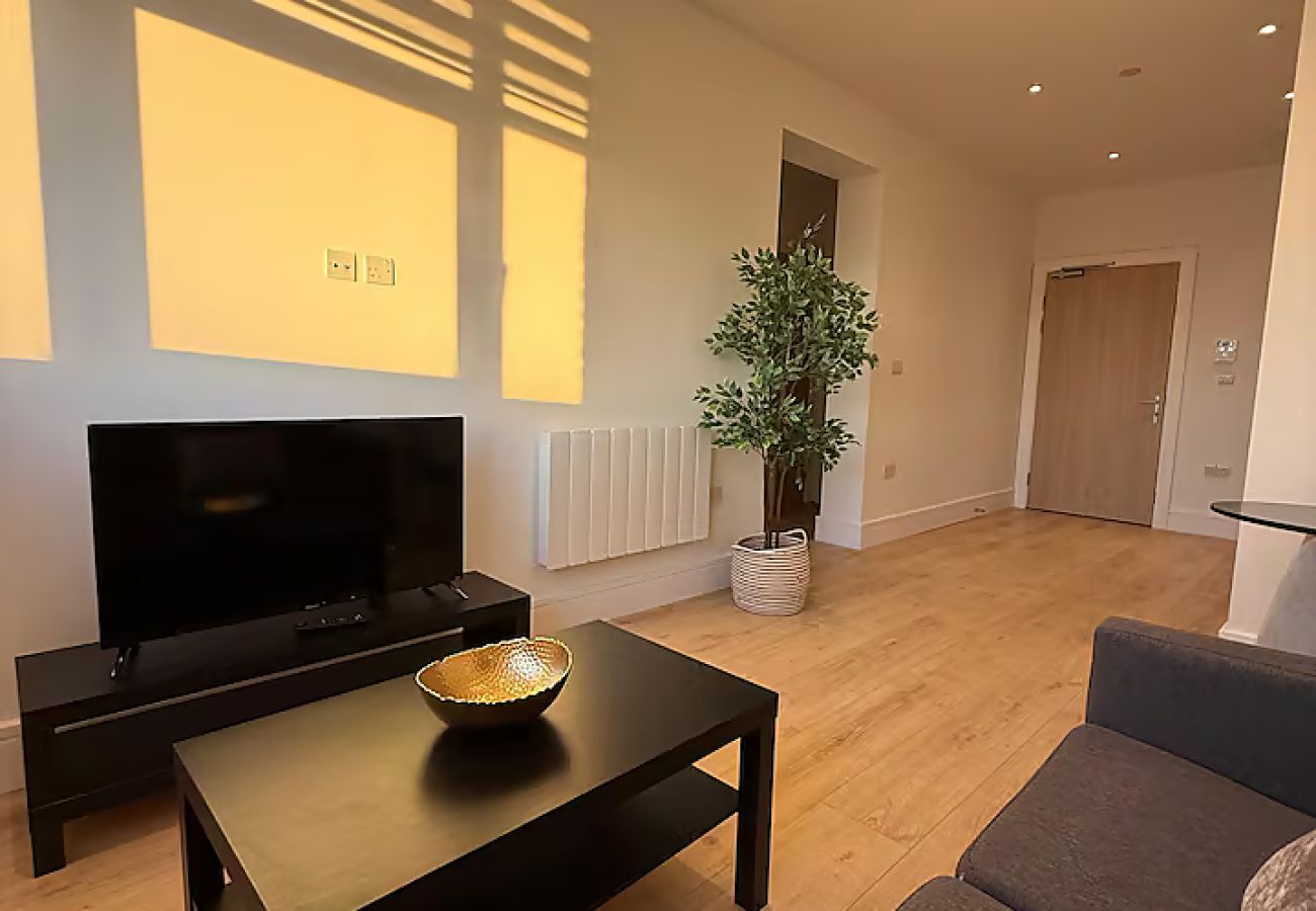 Apartment in Chertsey - Modern 1-Bed Flat in Chertsey