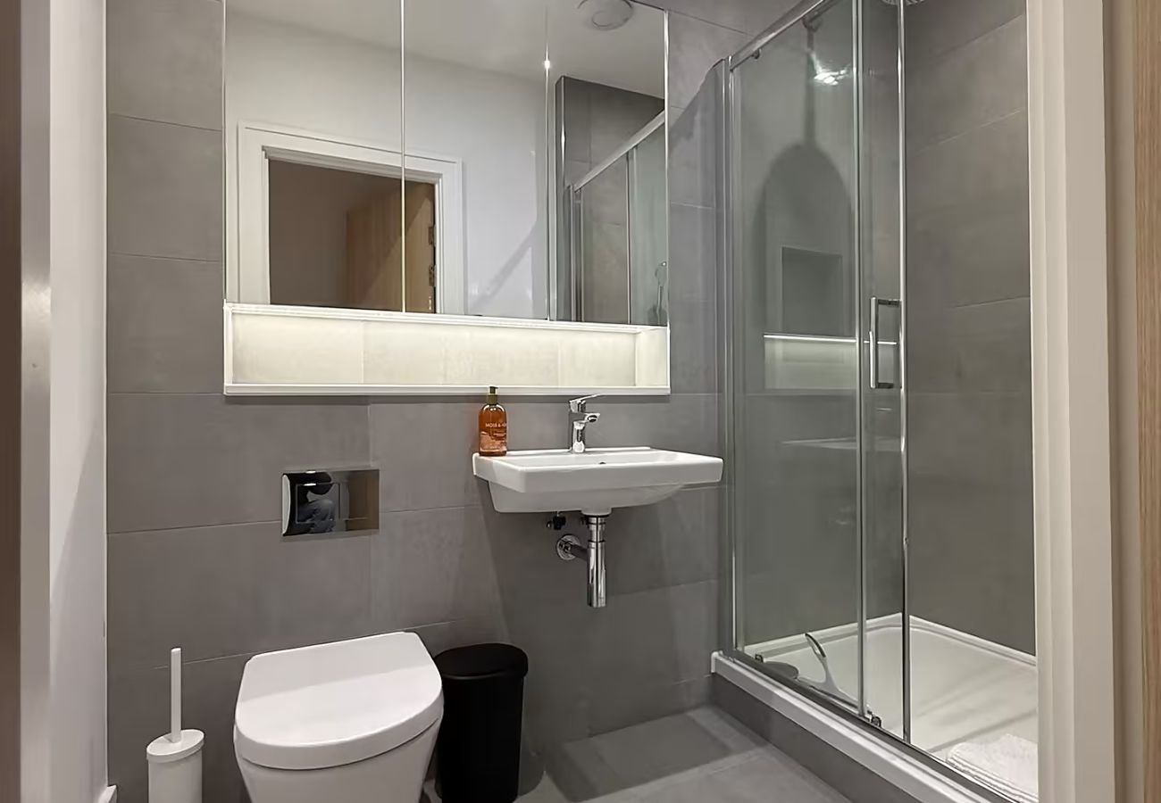 Apartment in Chertsey - Modern 1-Bed Flat in Chertsey