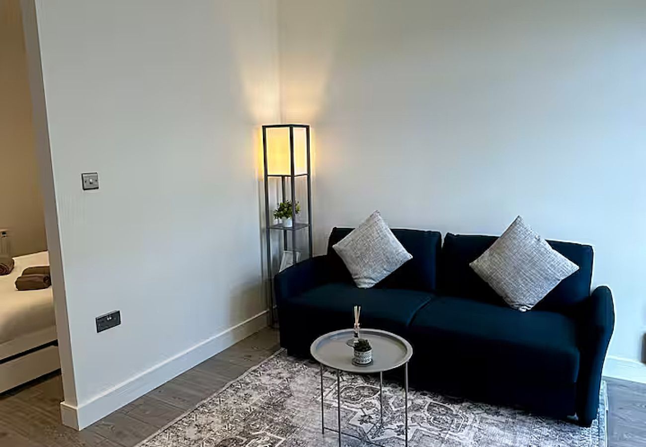 Apartment in Addlestone - Stylish 1-Bed Flat in Addlestone