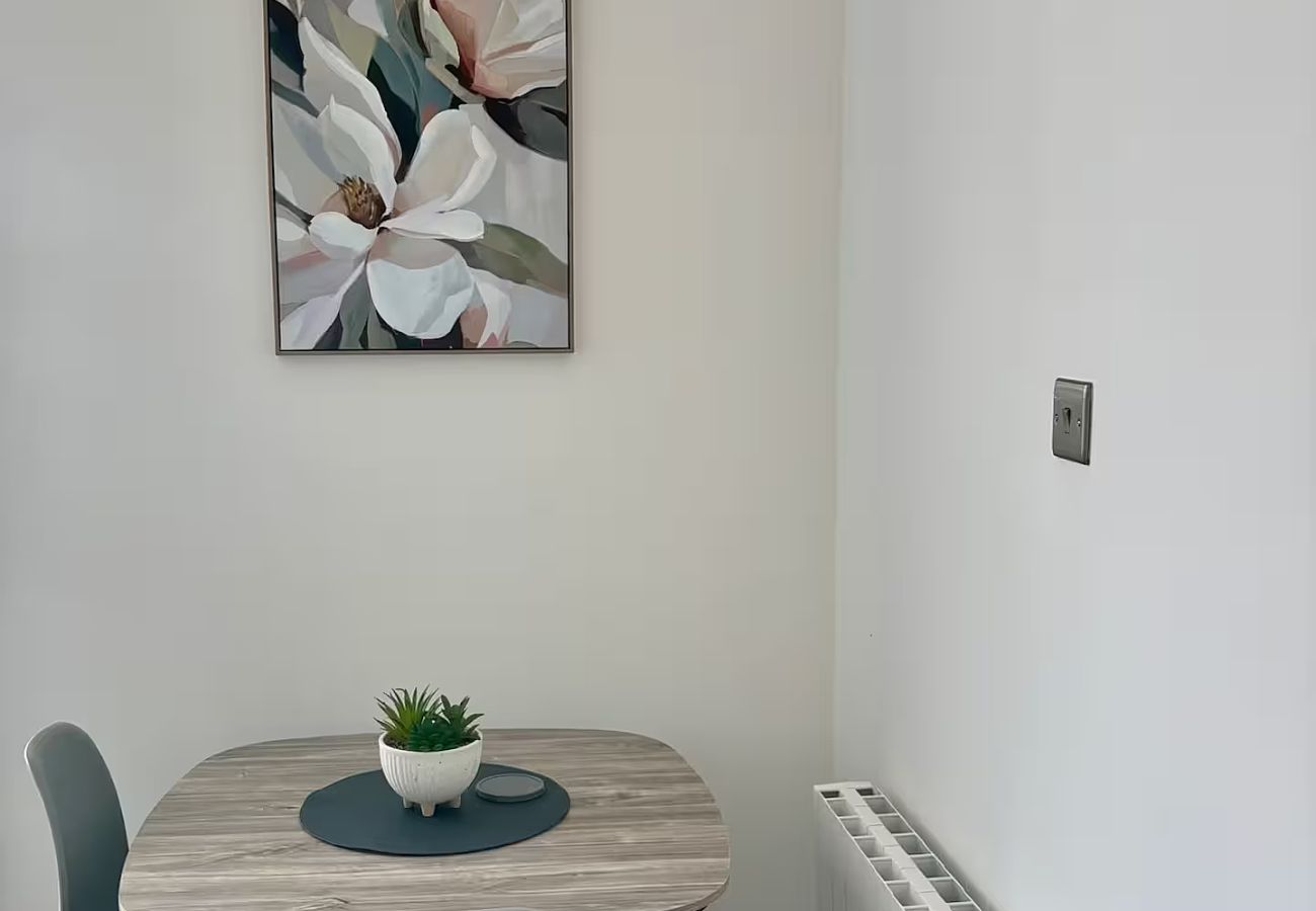 Apartment in Addlestone - Stylish 1-Bed Flat in Addlestone