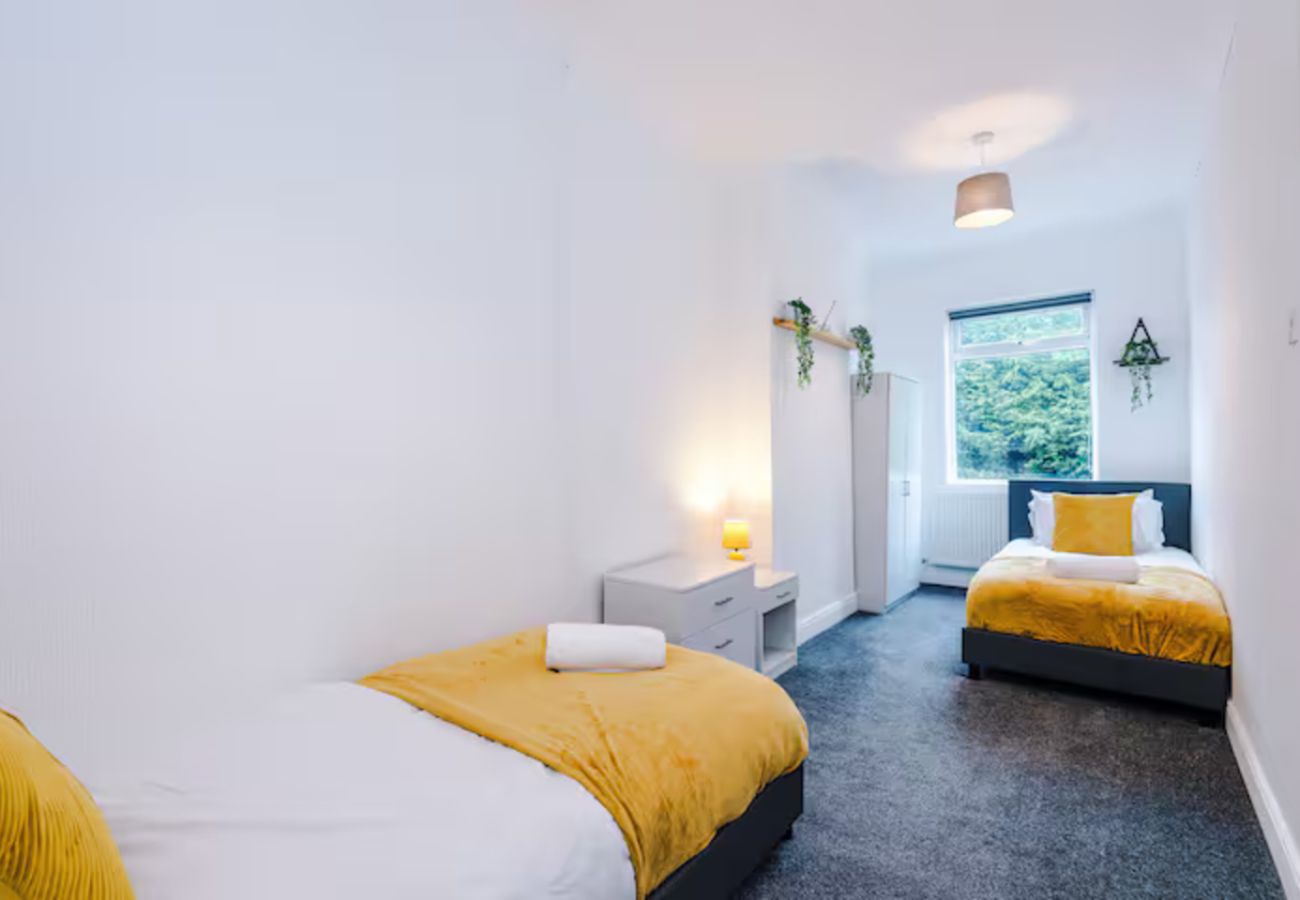 House in Stoke-on-Trent - 4 Bed Home with Free Parking