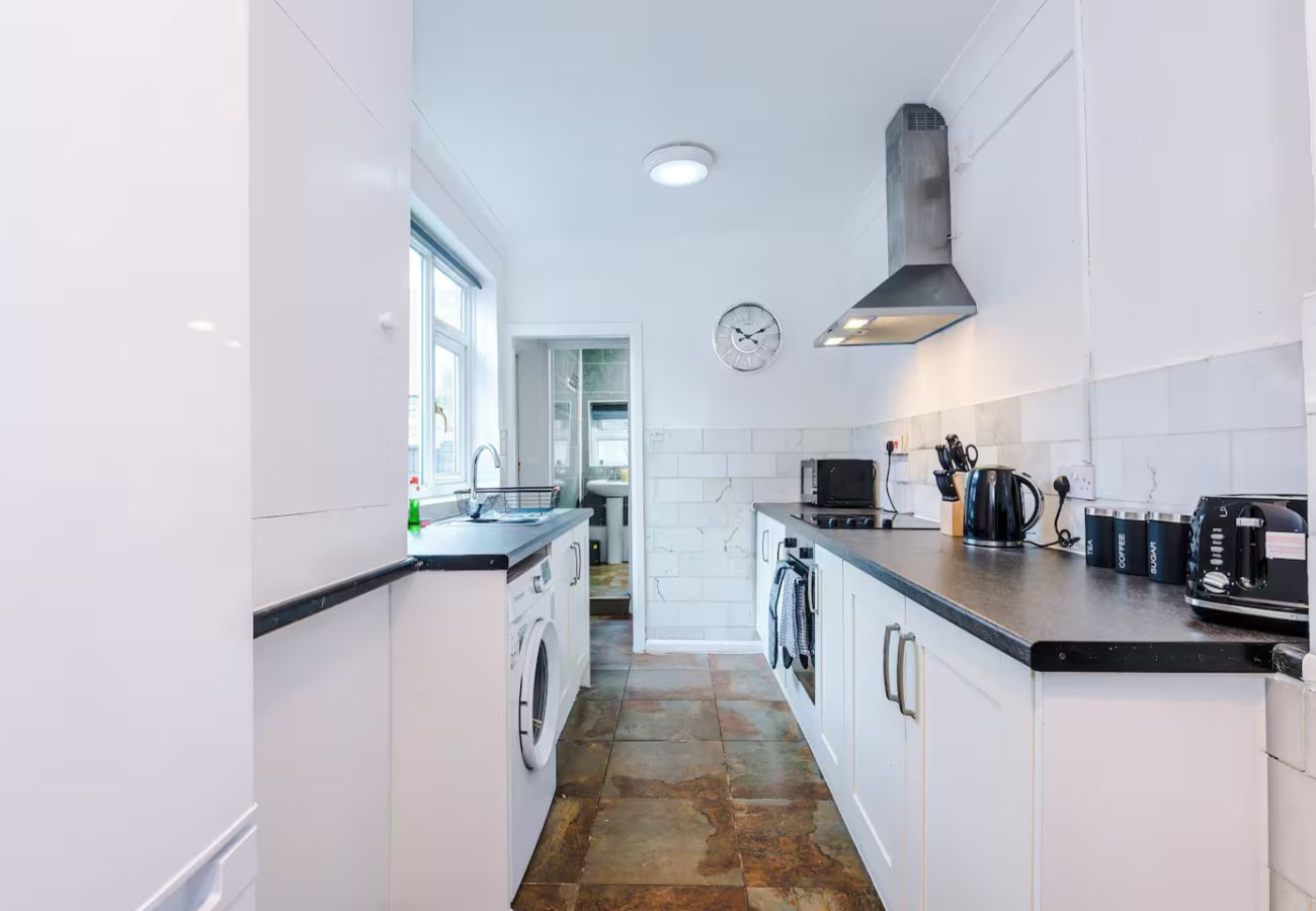 House in Stoke-on-Trent - 4 Bed Home with Free Parking