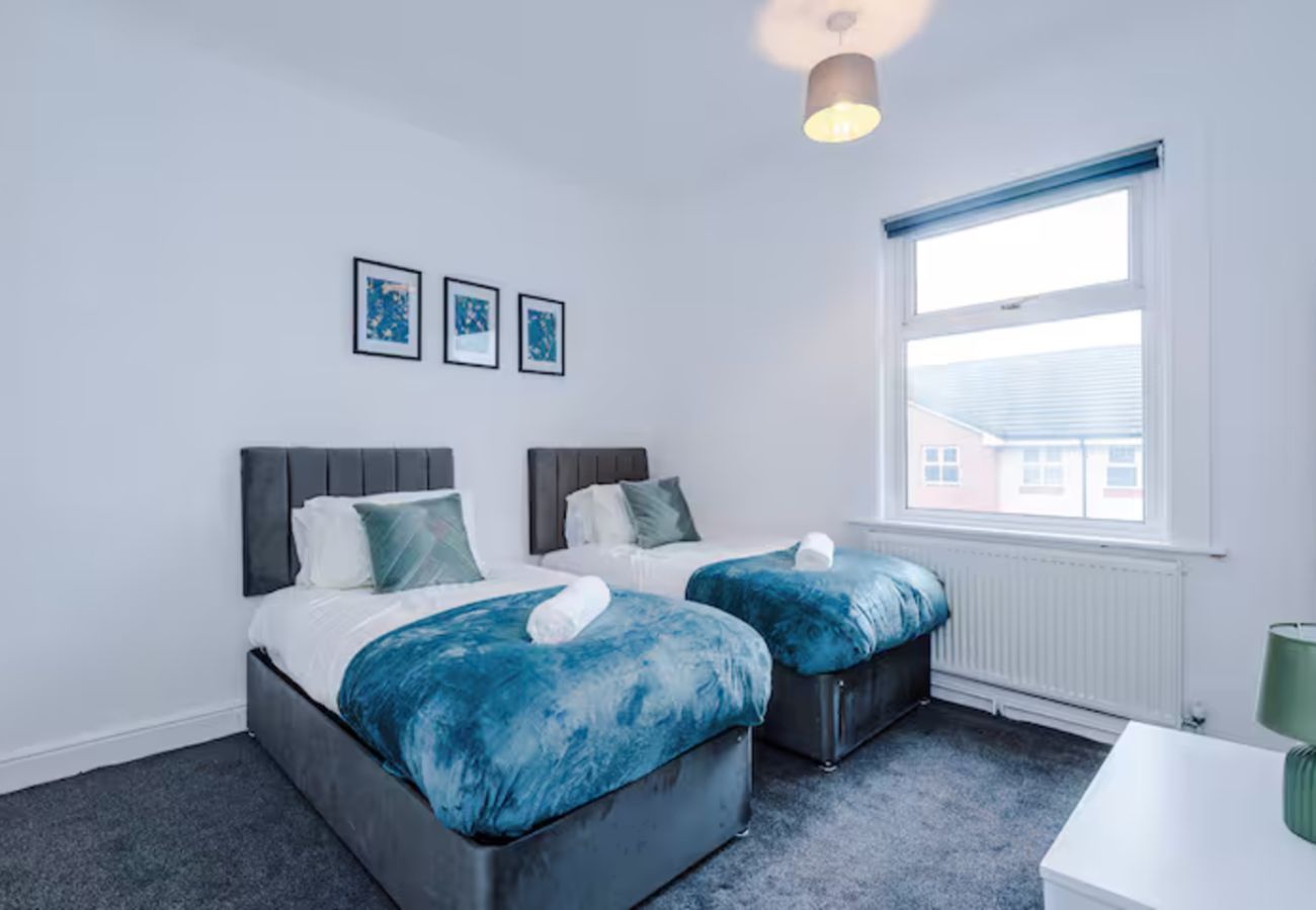 House in Stoke-on-Trent - 4 Bed Home with Free Parking