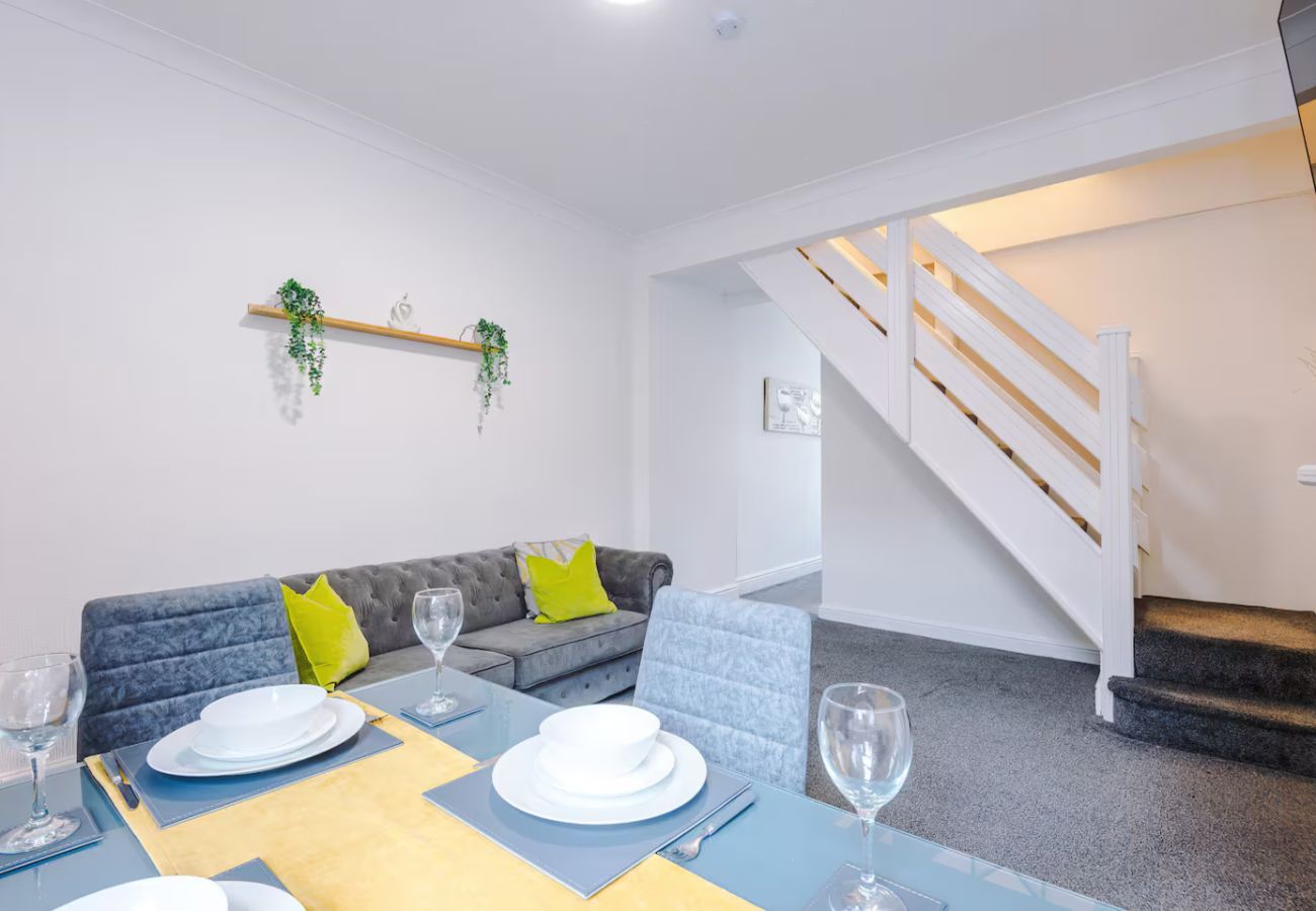 House in Stoke-on-Trent - 4 Bed Home with Free Parking