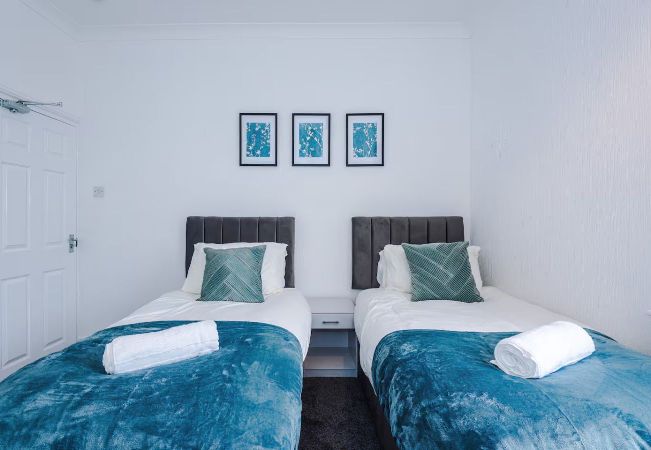 House in Stoke-on-Trent - 4 Bed Home with Free Parking