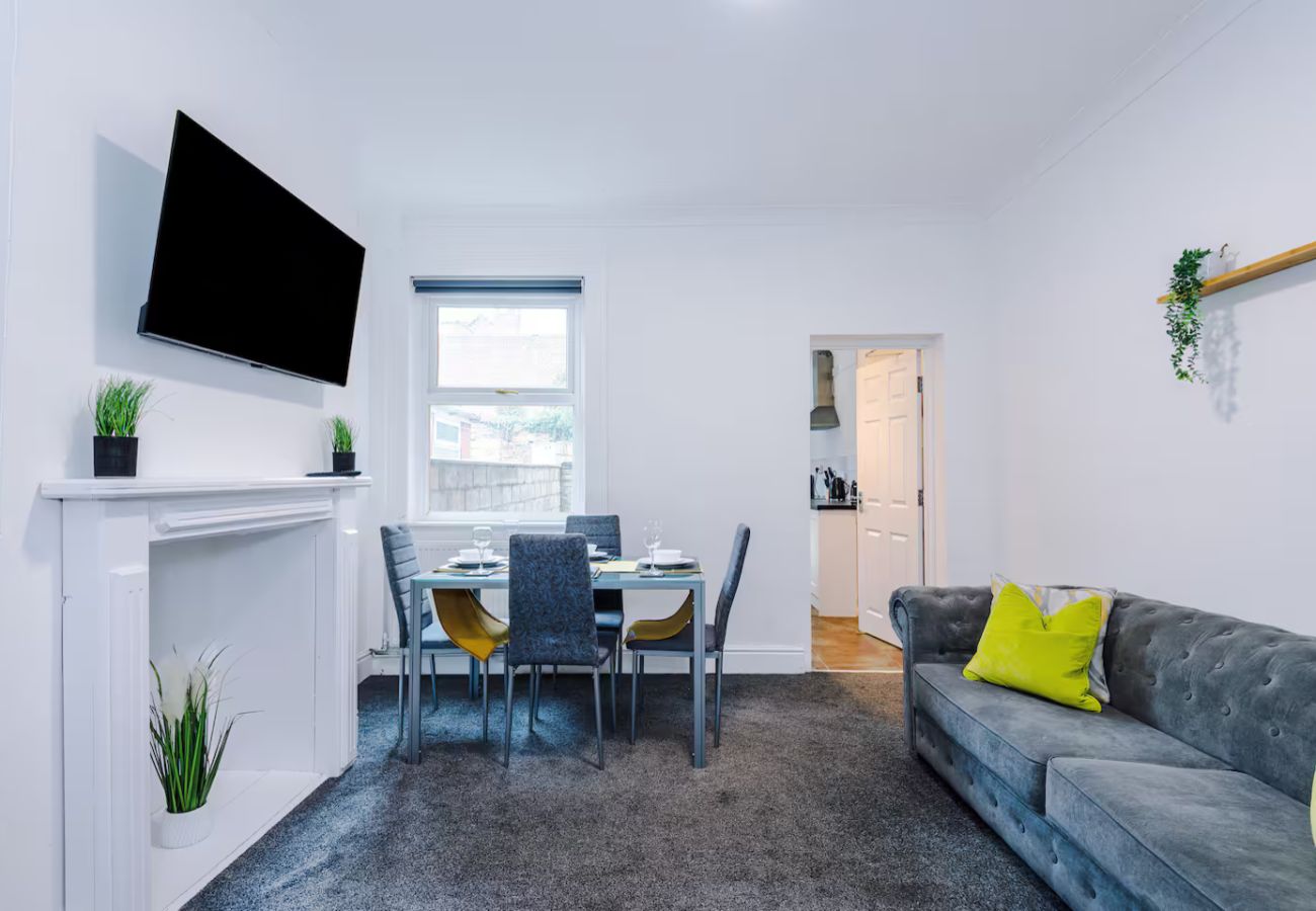 House in Stoke-on-Trent - 4 Bed Home with Free Parking