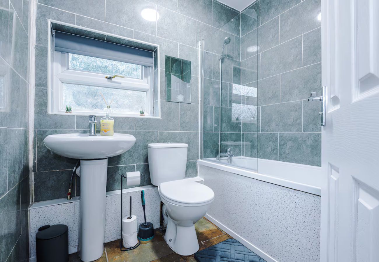 House in Stoke-on-Trent - 4 Bed Home with Free Parking