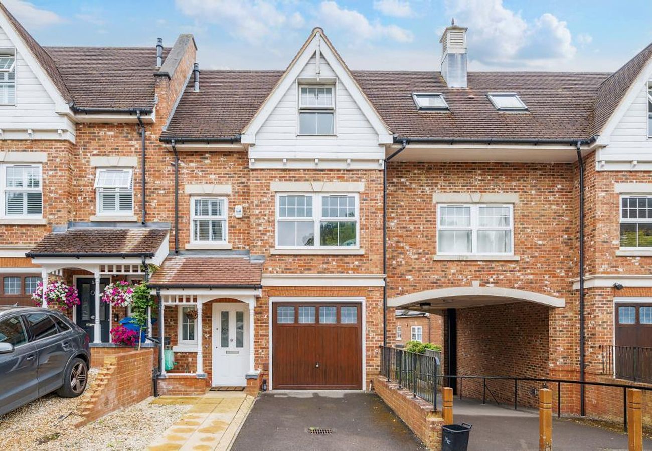 House in Ascot - Spacious 5-Bedroom Home in Winkfield Row, Ascot